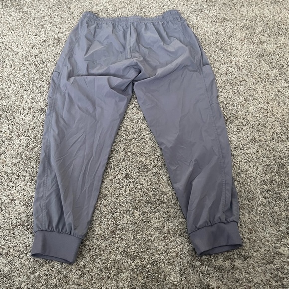 Women’s scrubs - Picture 2 of 3